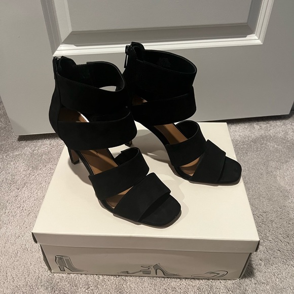 Jessica Simpson Black Strap Heels - Picture 4 of 7